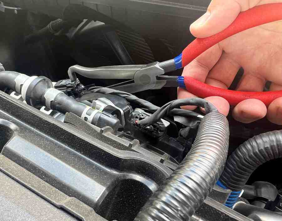 Electrical Disconnect Pliers | GF-EDP-0001 in use